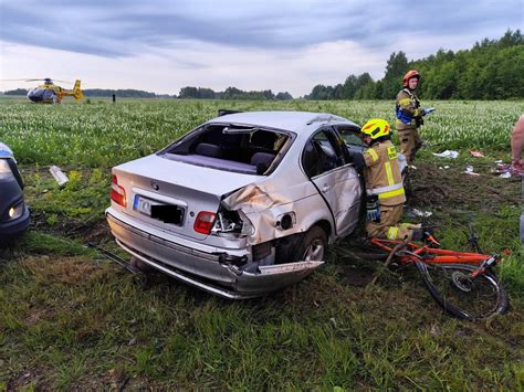 zdjęcie z miejsca wypadku z udziałem BMW i ciągnika
