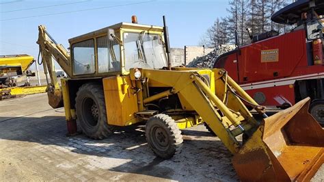 Zdjęcie koparko-ładowarki Ostrówek KTO-162 w trakcie pracy