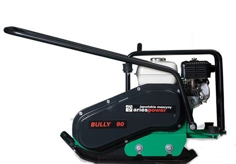 Zdjęcie zagęszczarki Aries Power Bully 90 w akcji na budowie