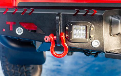 zdjęcie przedstawiające wyciągarkę elektryczną zamontowaną na samochodzie terenowym