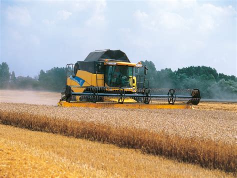 zdjęcie kombajnu New Holland CR980 z hederem