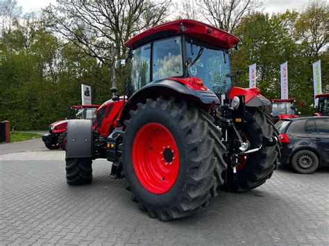 Zdjęcie przedstawiające nowoczesny ciągnik Zetor Crystal w polu podczas prac uprawowych