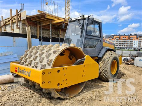 Walec okołkowany Ammann ARR 1585 MI pracujący na nierównym terenie.