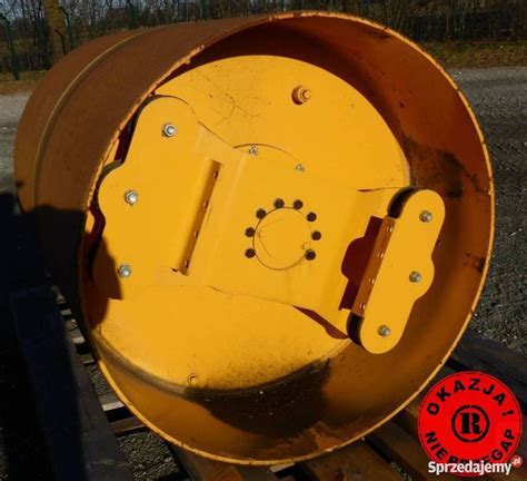 Zbliżenie na bęben walca okołkowanego z widocznymi 