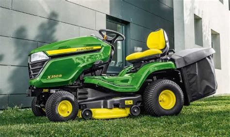 Widok ogólny traktorka ogrodowego John Deere X350R na trawniku