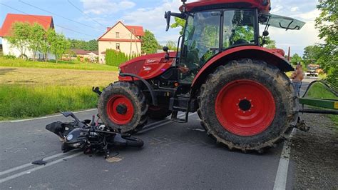 Wypadek motorowerzysty z ciągnikiem rolniczym w Kopkach koło Rudnika nad Sanem