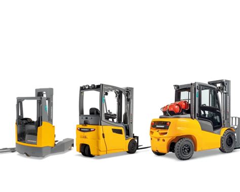 Infografika porównująca cechy serii wózków widłowych Komatsu