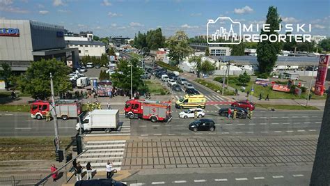 zdjęcie ratowników medycznych pracujących na miejscu zdarzenia