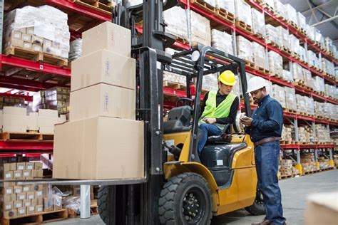 Thematic photo of a forklift at work in a warehouse.