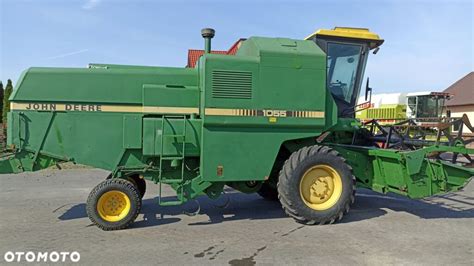 infografika przedstawiająca przekrój kombajnu John Deere 1055 z opisem kluczowych podzespołów