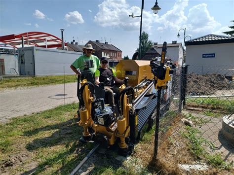 Pracownik wypożyczalni szkoli klienta z obsługi wiertnicy