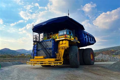 Komatsu wozidło 110 ton podczas pracy w kopalni