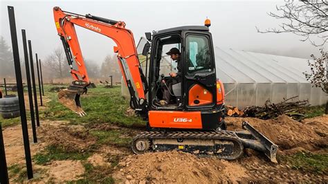 minikoparka w akcji podczas wykopów pod instalacje