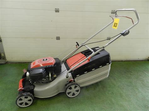 Infografika porównująca szerokość koszenia, pojemność kosza i wagę poszczególnych modeli kosiarek STIHL RMA.