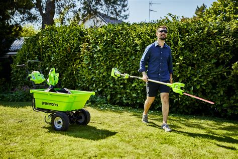 Różne produkty Greenworks do ogrodu
