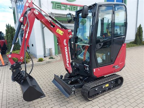 zdjęcie minikoparki Yanmar SV15 VT w akcji