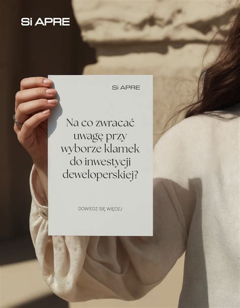 Zbliżenie na żółtą zabawkę betoniarkę prezentującą jej detale i jakość wykonania.