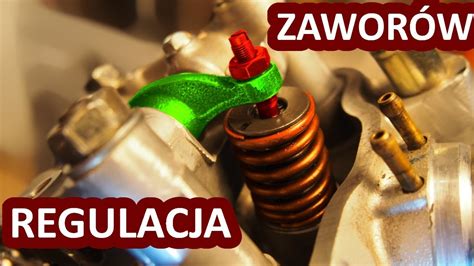 infografika pokazująca jak mierzyć i regulować luzy zaworowe w silniku