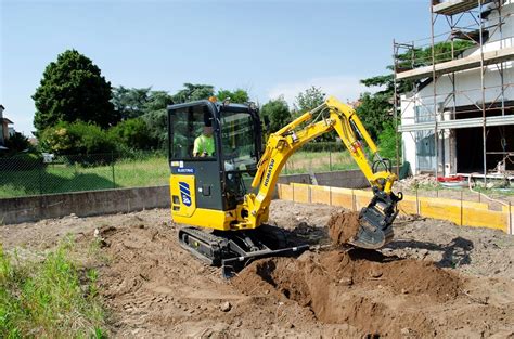 Elektryczna minikoparka Komatsu PC20E-6 w pracy na placu budowy
