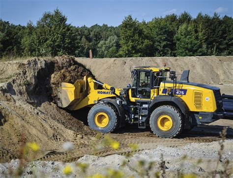 Infografika porównująca zużycie paliwa ładowarek Komatsu WA475-11 i WA485-11