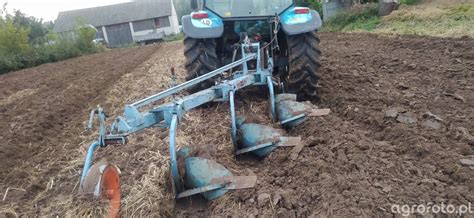 Zdjęcie pługa P1T-H pracującego w lesie, pokazujące proces tworzenia bruzdy