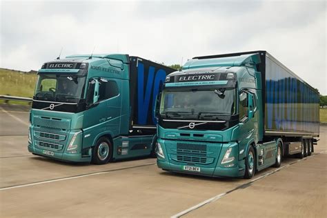 Zdjęcie ciągnika siodłowego Volvo FH w trasie
