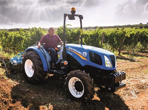 Zdjęcie ciągnika New Holland T3 F pracującego w winnicy