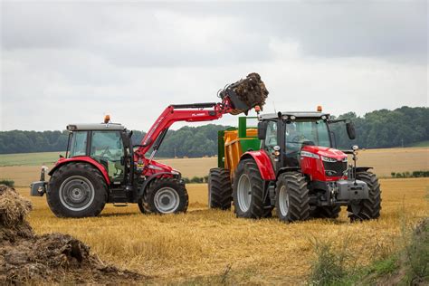 Zdjęcie ładowacza Massey Ferguson MF FL w akcji na polu