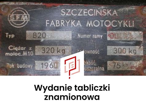 Schematyczna ilustracja tabliczki znamionowej traktorka z zaznaczonymi polami numeru modelu i daty produkcji.