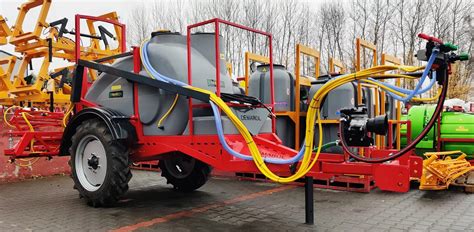 opryskiwacz ciągany 3000L Demarol w akcji na polu uprawnym