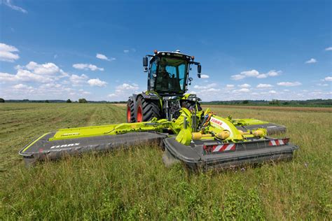 Zestaw kosiarek Claas Disco z listwą tnącą MAX CUT w trakcie zbioru zielonki. Ujęcie z góry doskonale pokazuje precyzję cięcia i równomierne formowanie pokosu.