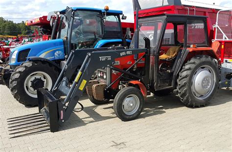 Zdjęcie przedstawiające ładowacz czołowy zamontowany na ciągniku Zetor z podłączonym osprzętem na euroramce