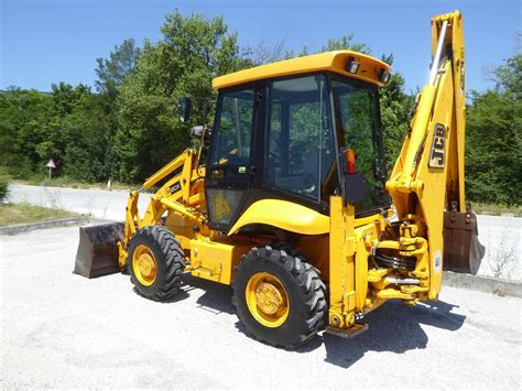 zdjęcie poglądowe koparkoładowarki JCB 2CX w trakcie prac serwisowych