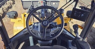 Widok wnętrza kabiny Command Plus ładowarki JCB, z naciskiem na ergonomię i widoczność