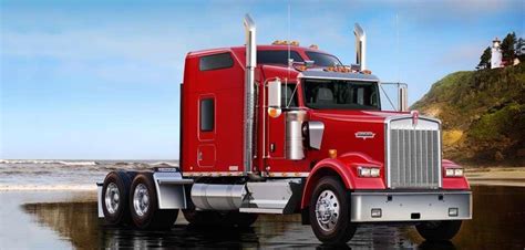 kolaż zdjęć przedstawiający kultowe amerykańskie ciężarówki: Peterbilt, Kenworth, Freightliner, Mack