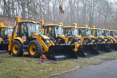 zdjęcie nowych żółtych koparko-ładowarek dostarczonych do 3 Regionalnej Bazy Logistycznej