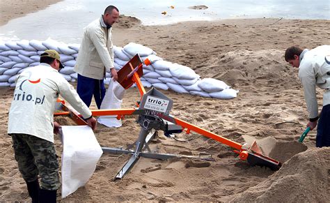zbliżenie na łyżkę ładowarkową do napełniania worków piaskiem