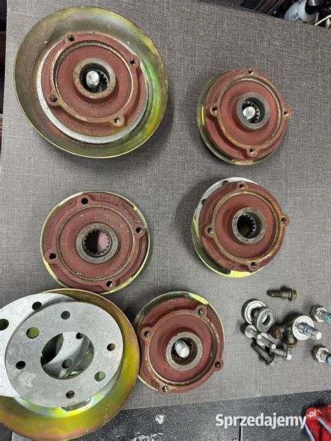 Zbliżenie na mechanizm tnący kosiarki Fella pokazujący nakładające się strefy pracy noży