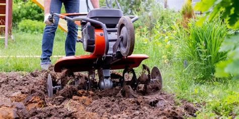 Schemat przedstawiający pracę glebogryzarką w ogrodzie: od spulchniania gleby po przygotowanie podłoża pod wysiew trawnika.