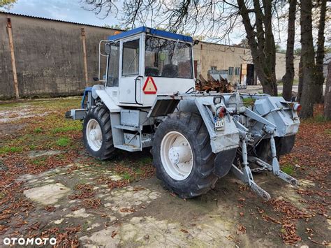 Zdjęcie przedstawiające ciągnik LIAZ ST180 w warunkach polowych.