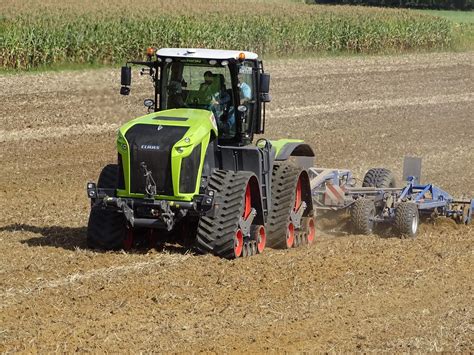 Ciągnik Claas Xerion w akcji na polu