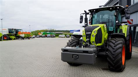 Ciągnik Claas Axion pracujący na polu