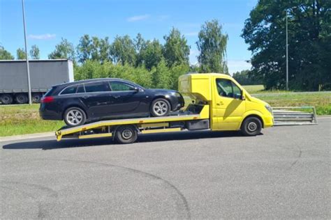 Infografika porównująca wyposażenie autolawety typu transportowego oraz pomocy drogowej