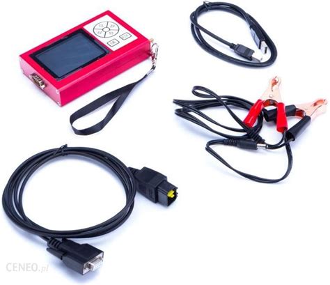 Zdjęcie mechanika podłączającego urządzenie diagnostyczne do ciągnika