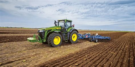 Zdjęcie ciągnika John Deere serii 8R lub podobnego o dużej mocy pracującego w polu