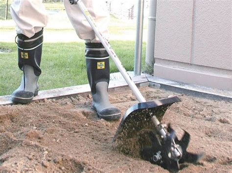 Przystawka kultywator Makita KR400MP w użyciu