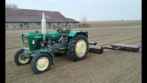 Zdjęcie przedstawiające nieprawidłową orkę Ursusem C-330 ze słomą wystającą z drugiej skiby