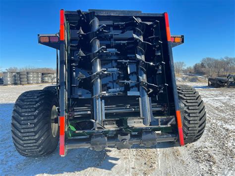 Technical drawing or infographic illustrating different types of manure spreader mechanisms (e.g., vertical beaters, horizontal beaters with spreading discs)