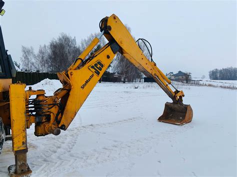 Widły krokodyl zamontowane na koparko-ładowarce JCB