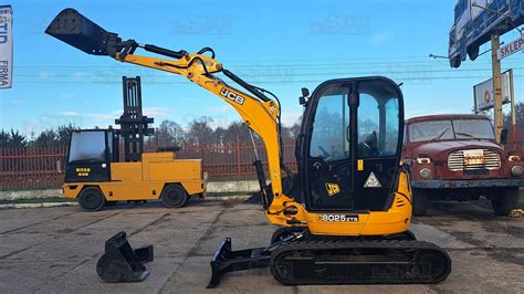Minikoparka JCB podczas pracy